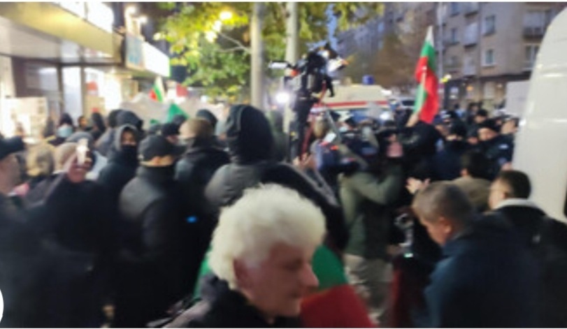 Протест пред турското посолство в София затвори бул Васил Левски Протестиращите