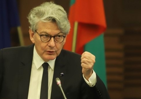 Еврокомисар: Възможно е да има български вариант на COVID-19, защото не се ваксинирате