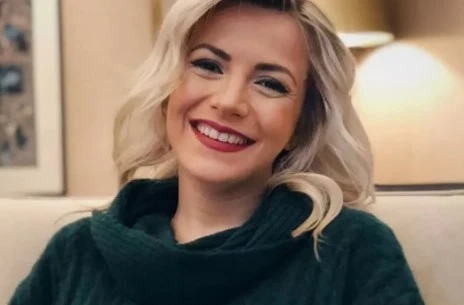 Поли Генова роди момиченце