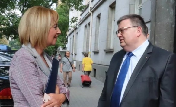 Мая Манолова сменя Цацаров от КПКОНПИ