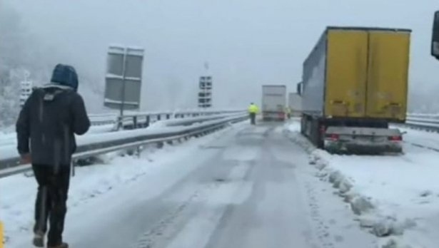 100 тира закъсаха на Хемус, катастрофа затруднява минаването през Шипка