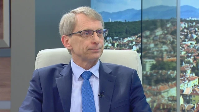 Денков: Целта е до Коледа между 80-90% от големите ученици да се върнат в клас