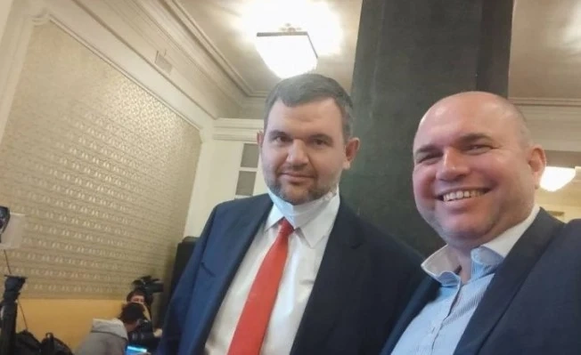 Владислав Панев подава оставка заради селфито с Пеевски