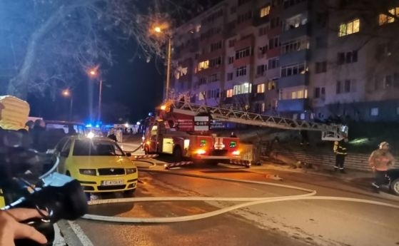 Гори блок Благоевград, спасяват хората с кран