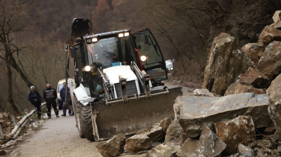 Срутване затвори пътя София - Самоков