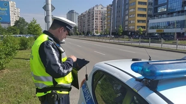 От 1 януари патрулни полицаи ще могат да спират водачи на автомобили за проверка