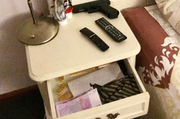 Прокуратурата е възложила на БНБ да провери кюлчетата и банкнотите от снимките на чекмеджето на Борисов
