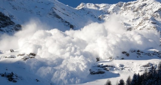Опасност от лавини в планините заради силен вятър
