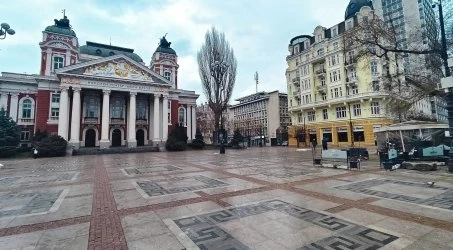 Премахнаха незаконно заведение пред Народния театър в София