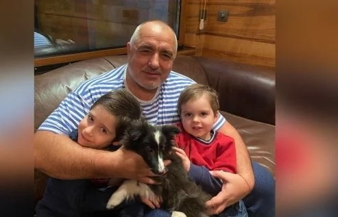 Борисов подари куче на внуците си