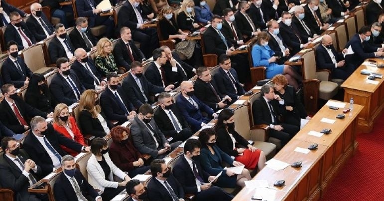 39 депутати вече са си назначили нещатни парламентарни сътрудници