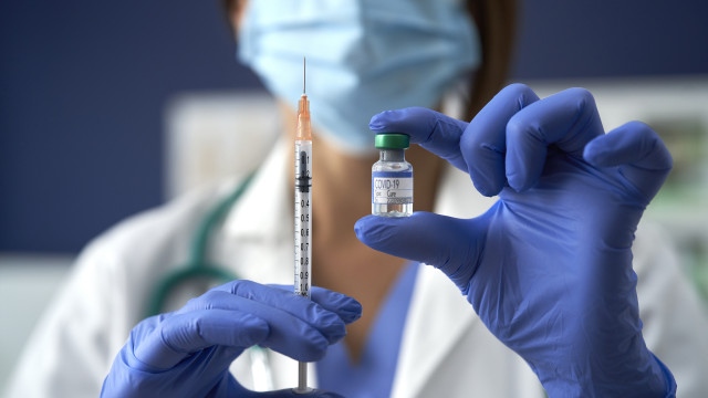 Поставянето на бустерна доза ваксина срещу Covid-19 от днес е