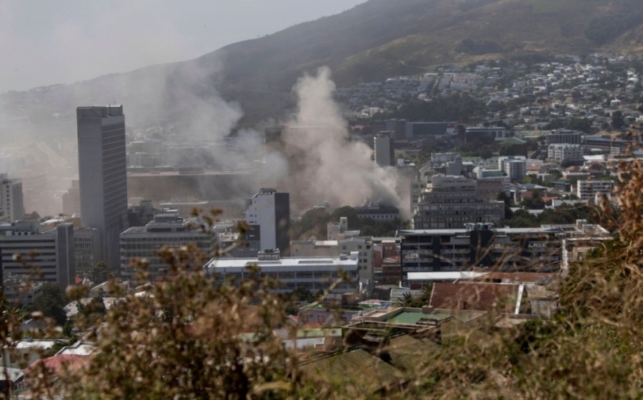 Пожар изпепели южноафриканския парламент в Кейптаун