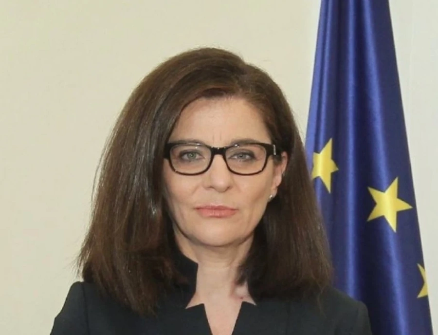 Министър Генчовска е приета във ВМА със съмнение за коронавирус