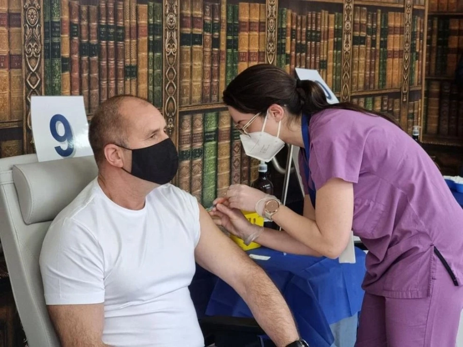 Румен Радев се ваксинира с бустерна доза