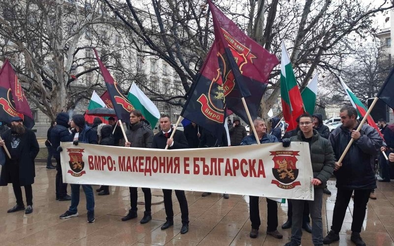 ВМРО излезе на протест пред президентството по време на КСНС