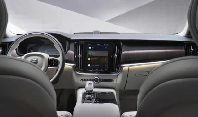 Google ще разреши гледането на YouTube в колите с Android Automotive
