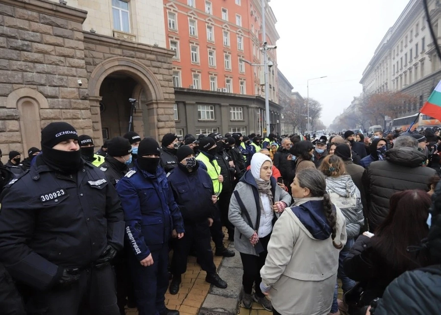 Полицейски кордон пред МС, протестът срещу зеления сертификат се пренася пред здравното министерство