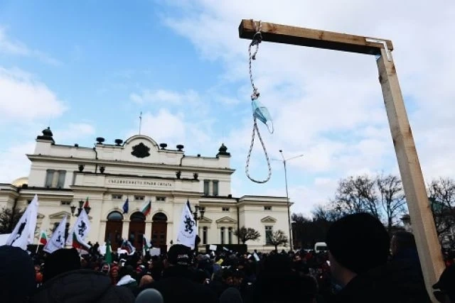 Кой пусна полицаите без маски срещу протестиращи антиваксъри?