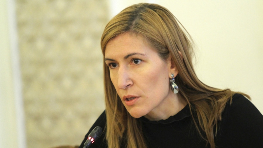 Ангелкова иска да освети консултантските договори, но без тези на ГЕРБ