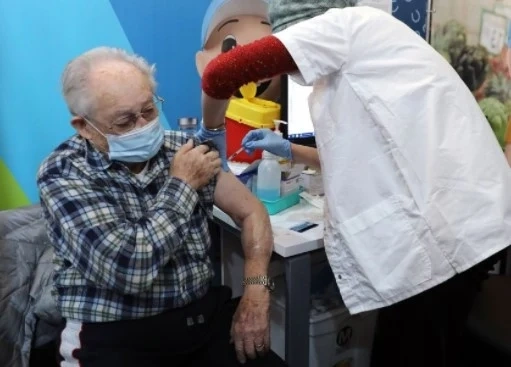 Глоби в Гърция за неваксинирани граждани над 60 години