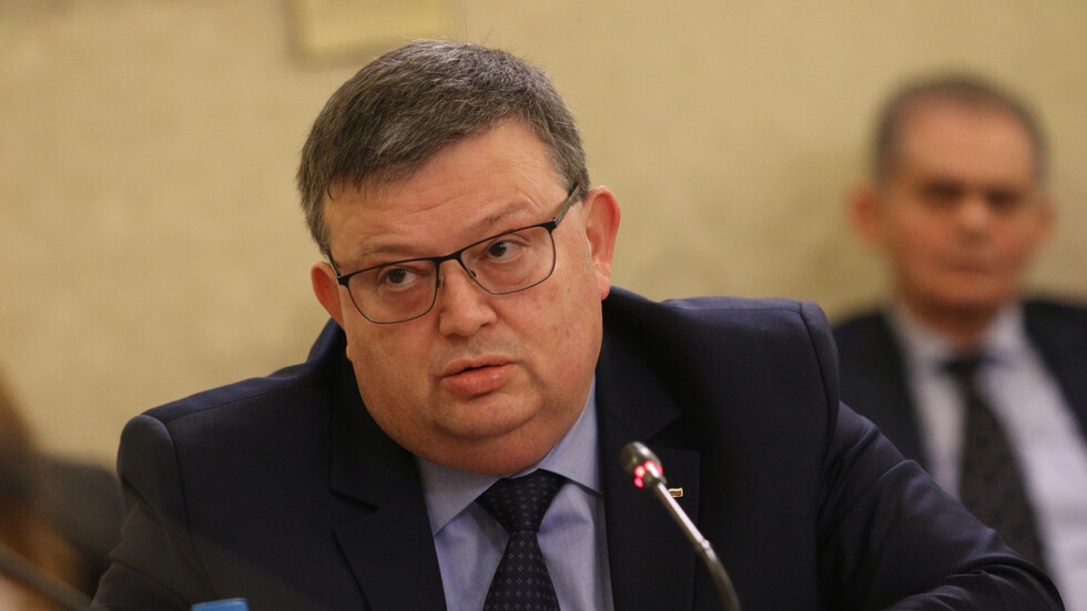 Председателят на Антикорупционната комисия в оставка Сотир Цацаров e сезирал