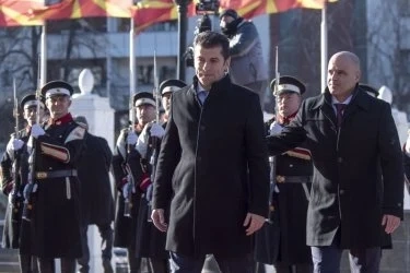 Срещата Ковачевски - Петков в Скопие започна с прегръдка