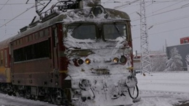 Дерайлиране на локомотиви след сблъсък на два товарни влака в София