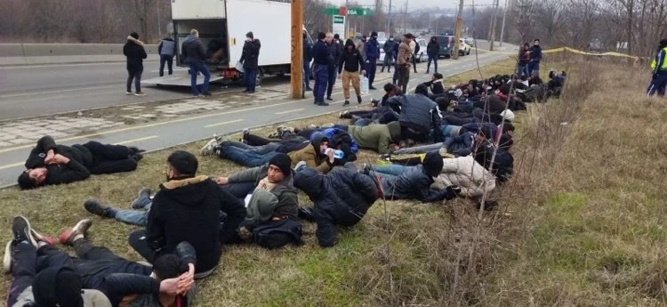 Пътни полицаи откриха 61 мигранти, изоставени в камион