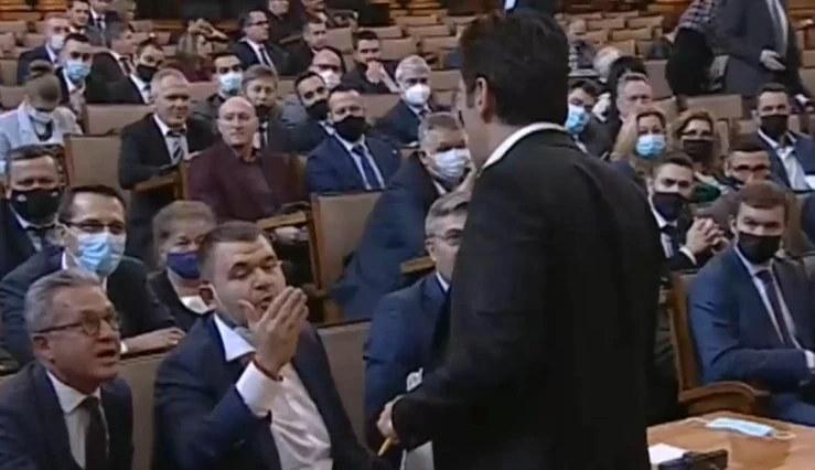 Петков и Пеевски си размениха реплики в парламента 