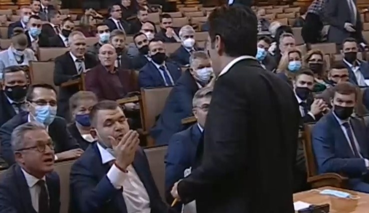 Петков и Пеевски си размениха реплики в парламента 