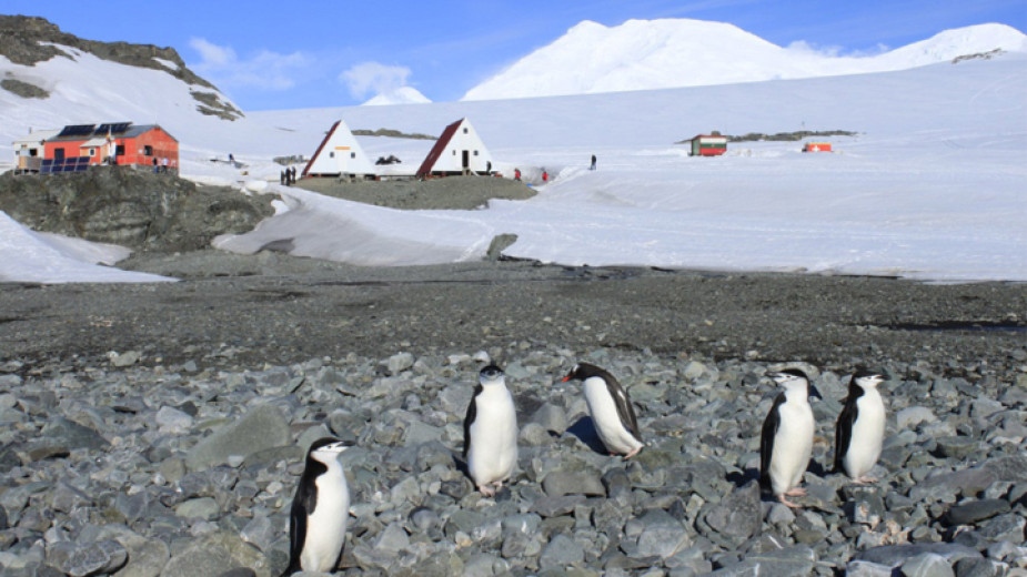 Още 10 географски обекта на Антарктида носят български имена Предложенията