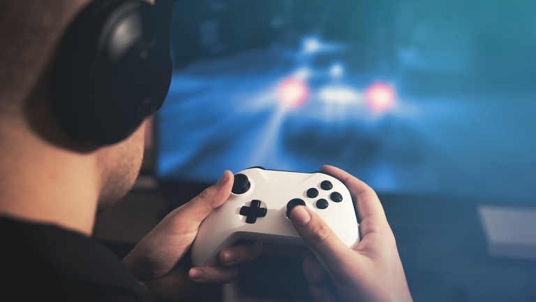 Баща хвърлил бебето си в стената, разсейвало го от видеоигрите