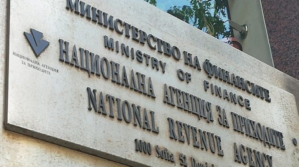 Данъчни запечатаха клиниката на д-р Енчев