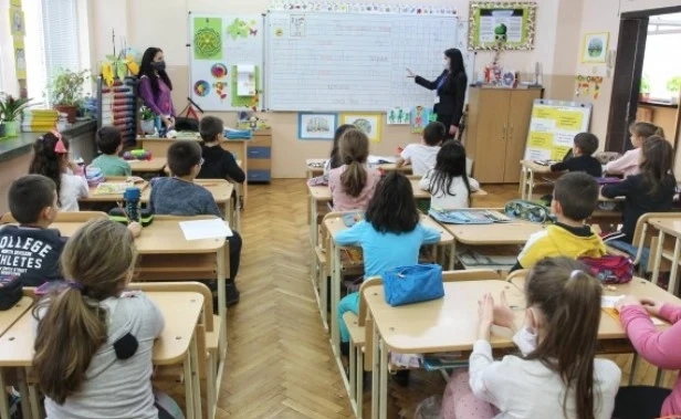 Повече от 50% от учениците в страната се връщат в клас от понеделник