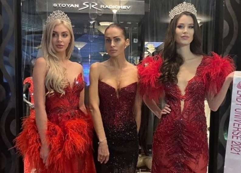 Цвети Разложка короняса Поли Канабис с титлата Lady Universe 2021