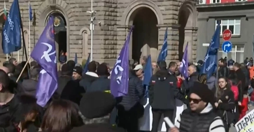 Пожарникари и полицаи от цялата страна протестираха в София