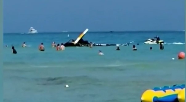 Хеликоптер се разби на пълен плаж в Маями (ВИДЕО)