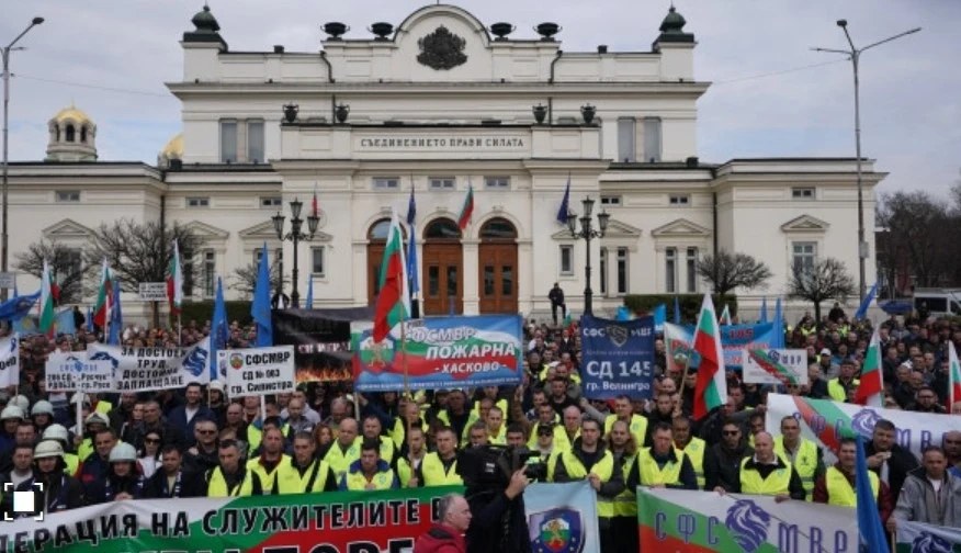 Стотици полицаи от цялата страна на протест пред парламента