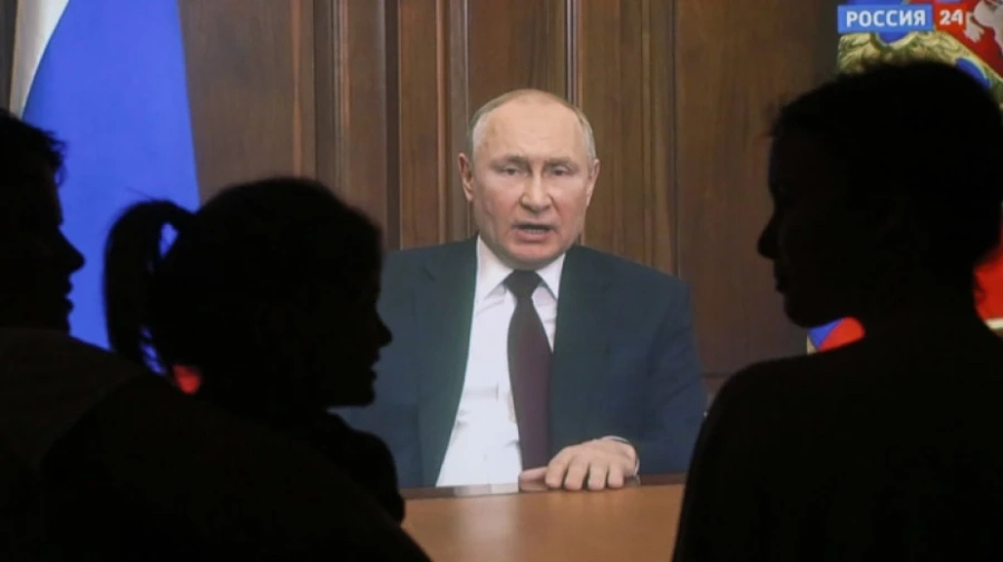 Путин праща войски да поддържат мира в Донецк и Луганск в Украйна