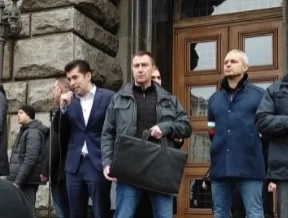 Премиерът отиде при протестиращите срещу антиCOVID мерките (ВИДЕО)