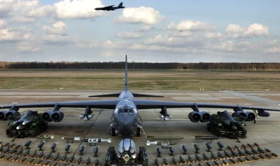 Американски бомбардировачи летят над Европа