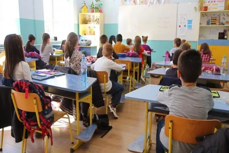Всички деца се връщат присъствено на училище от днес