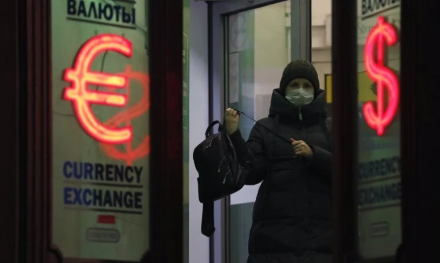 Руската рубла се срина с 30% спрямо долара