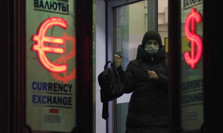 Руската рубла се срина с близо 30% спрямо долара след