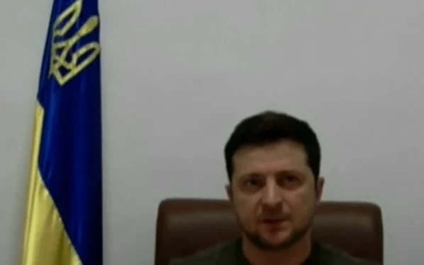 С бурни аплодисменти и на крака евродепутатите приветстваха Зеленски