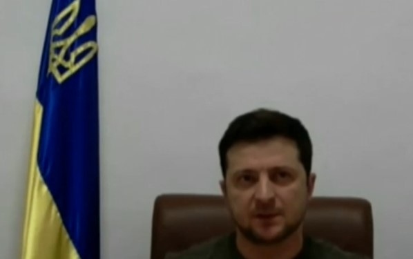 С бурни аплодисменти и на крака евродепутатите приветстваха Зеленски