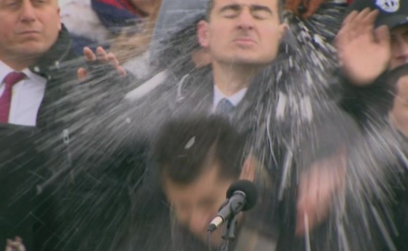 Освиркаха Кирил Петков на Шипка. Уцелиха го и със снежна топка (ВИДЕО)