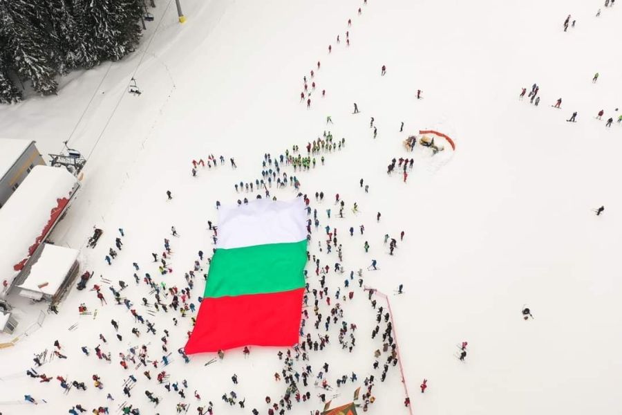 Банско развя знамето на пистите