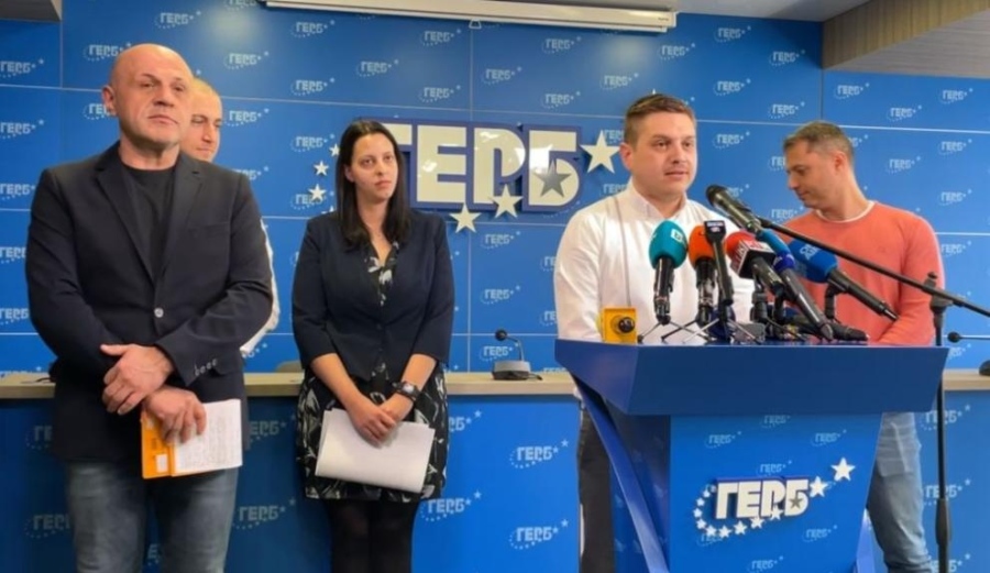 ГЕРБ отговори на обвиненията на Петков за паниката с горивата 